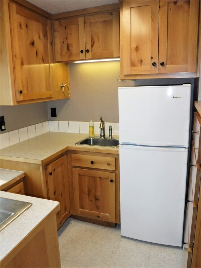 Building Photo - Adorable 1 bed 1 bath North End Apartment off 9th & Ada