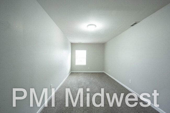 Building Photo - 925 N Sheffield Ave