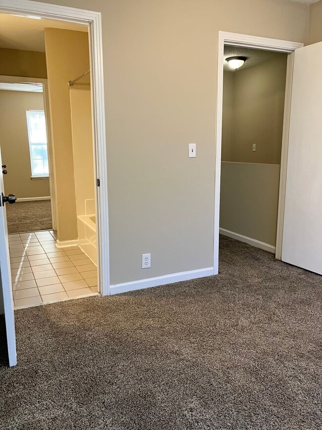 Building Photo - 2 story end unit condo - 1 month free