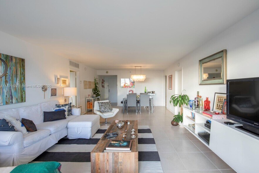 Building Photo - 1627 Brickell Ave