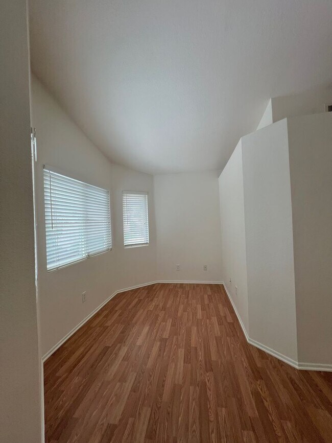 Building Photo - **Beautiful Lake Elsinore 3 Bdrm 2.5 Baths...