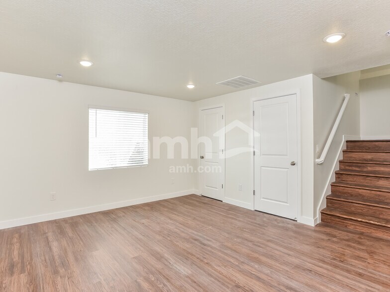 Building Photo - 8931 Royal Ln