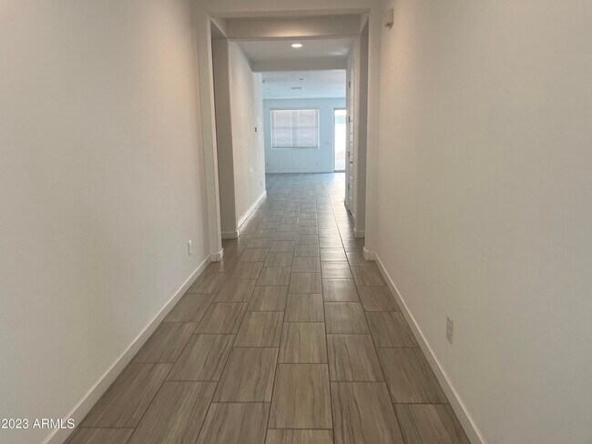 Building Photo - 566 E White Wing Dr