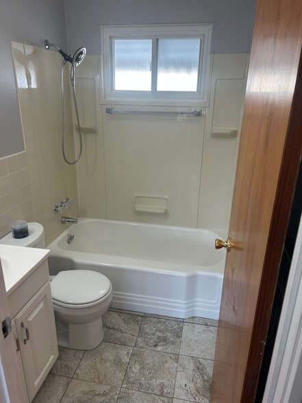 Building Photo - 1900 W Clark St