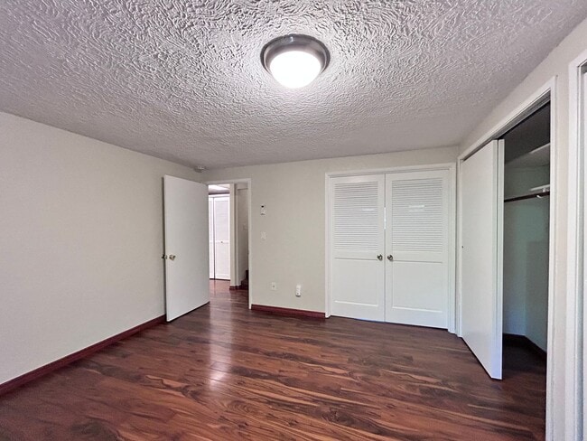 Building Photo - Large 3 Bed, 2 Bath, Sanctuary!