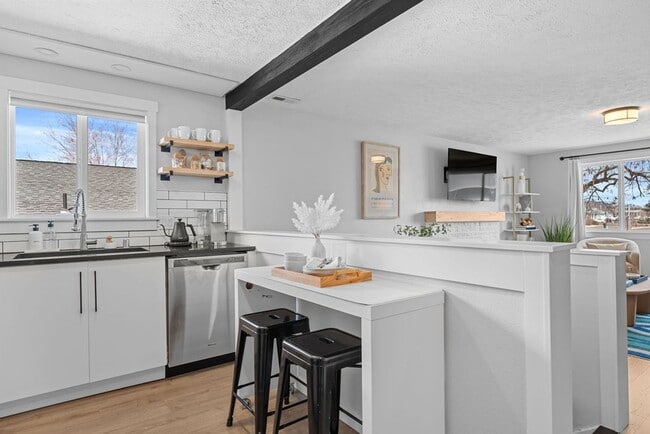 Building Photo - Modern 2BR Suite – Newly Furnished, Pet-Friendly, Near Downtown Spokane (Furnished)