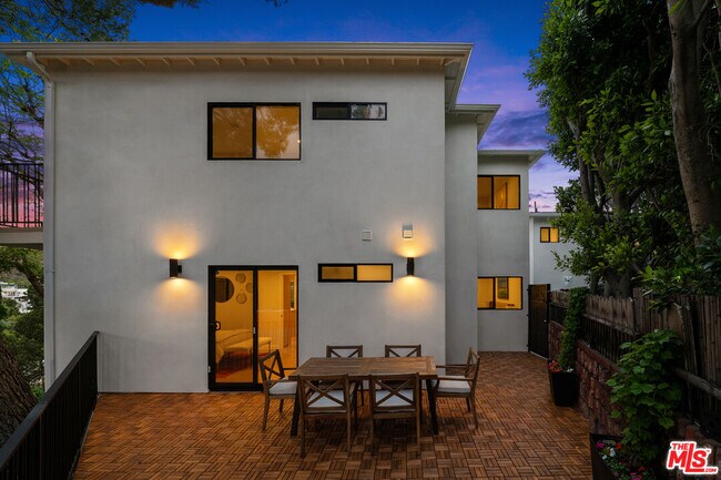 Building Photo - 2047 Paramount Dr