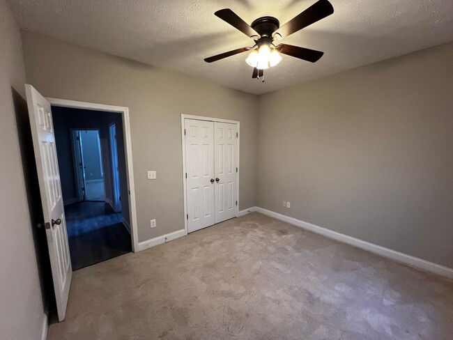 Building Photo - Nice 4/2 House in Dallas- $1,995