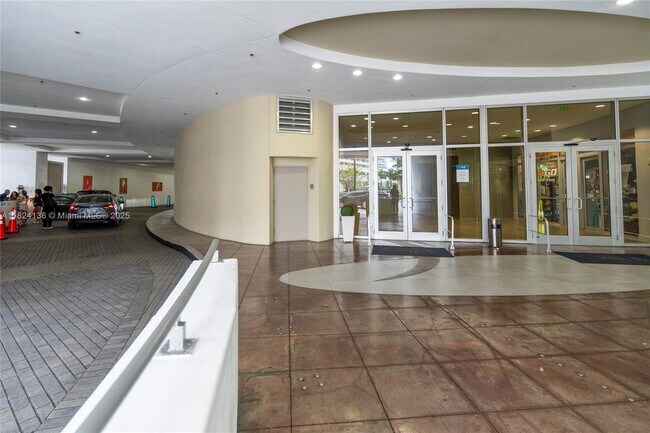 Building Photo - 1750 N Bayshore Dr