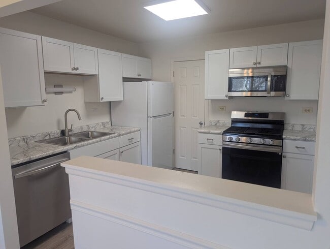 Building Photo - 600 Eastview Ct