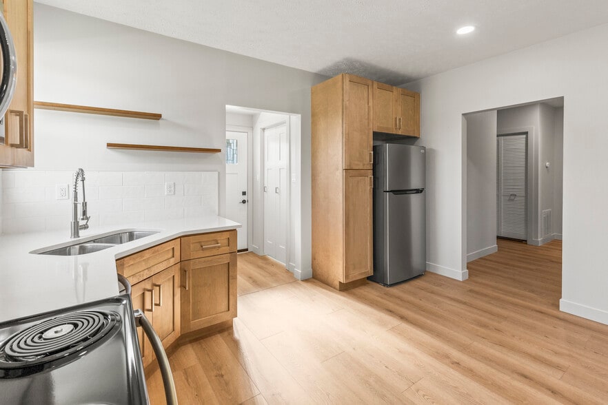 Kitchen - 425 W Lincoln St