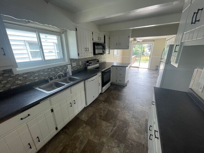 Building Photo - 2 Bed 1 Bath Single Family Home