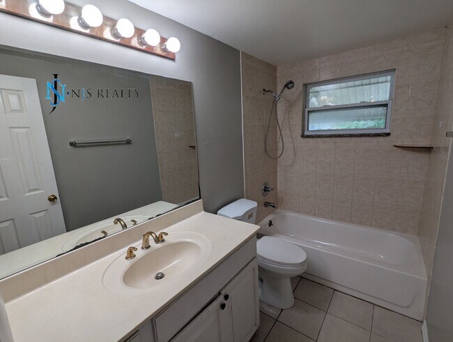Building Photo - Beautiful, open floorplan 3/2/1 1100 Sq. F...