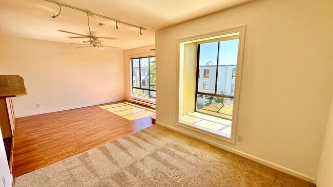 Building Photo - Exceptionally Remodeled Top-Floor Bright Studio