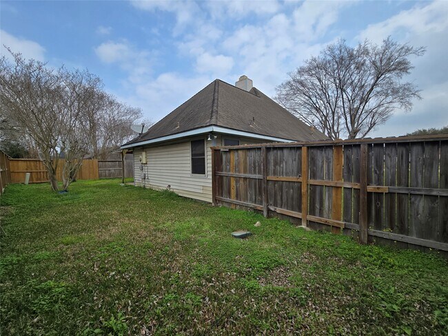 Building Photo - 1818 Pine Hollow Dr