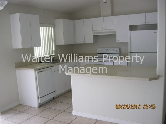 Building Photo - 3/2 duplex in Palm Coast      www.werentsu...