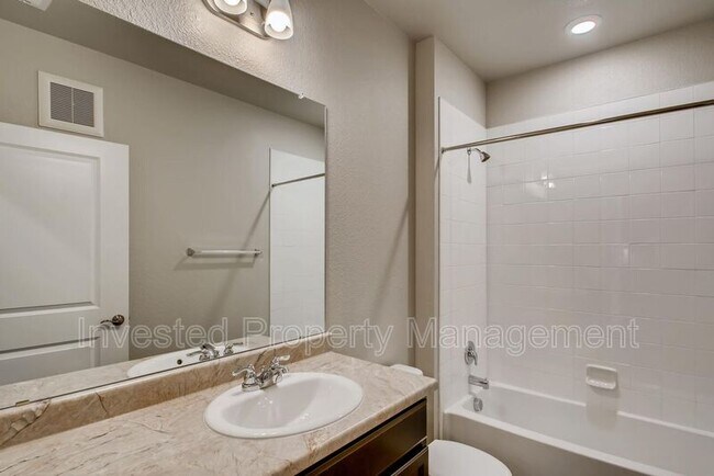 Building Photo - 981 S Sable Blvd