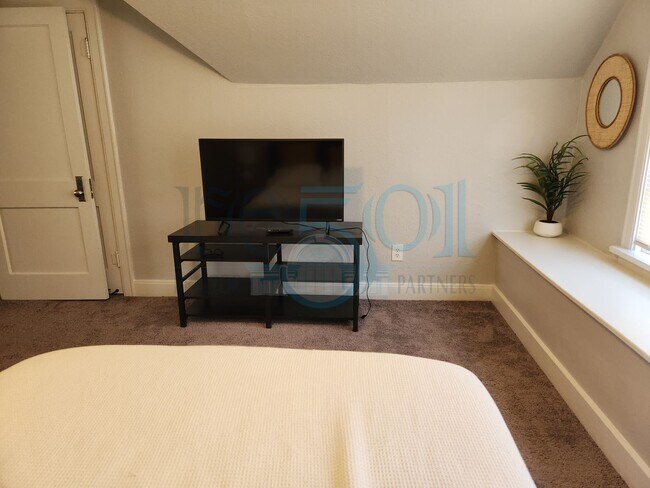 Building Photo - Wonderful Apartment in Hillcrest!