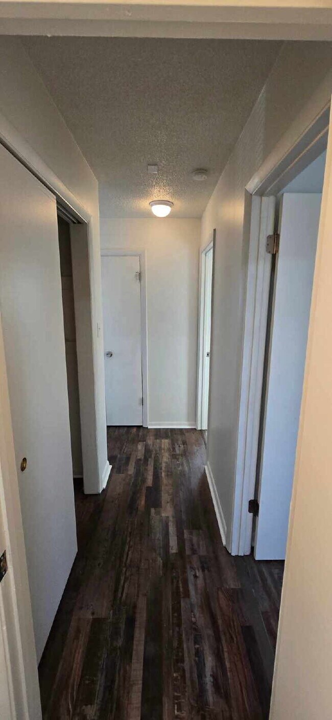 Building Photo - 570 US-52