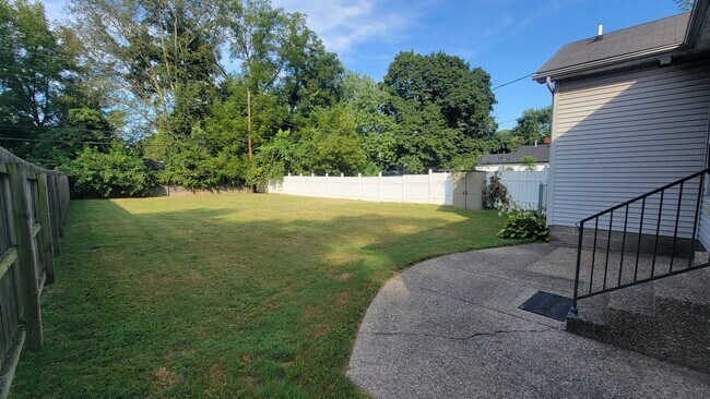 Building Photo - A 3 Bedroom Home Right Off Westport Road