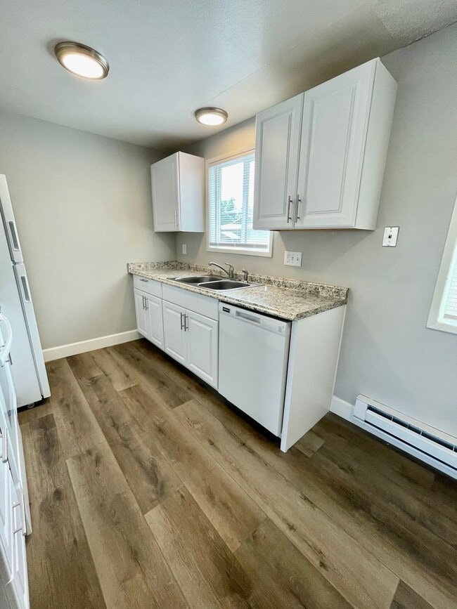 Building Photo - Beautifully Remodeled Ground-Level 2-Bedroom!