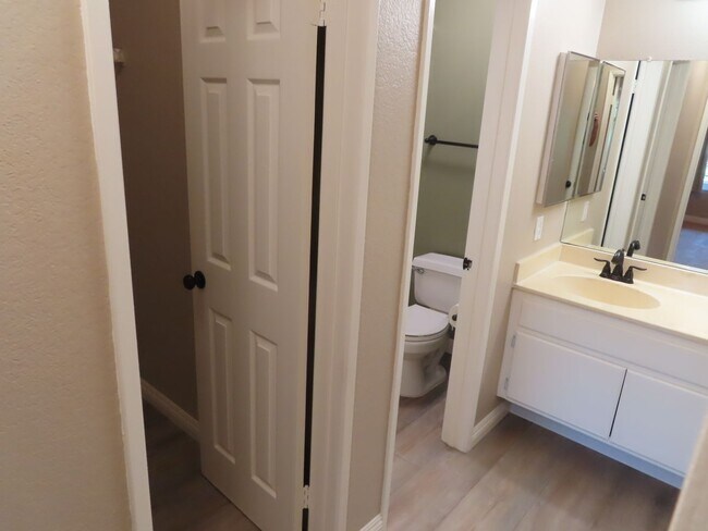 Building Photo - Two Bedroom, Two Bathroom Condo in UTC