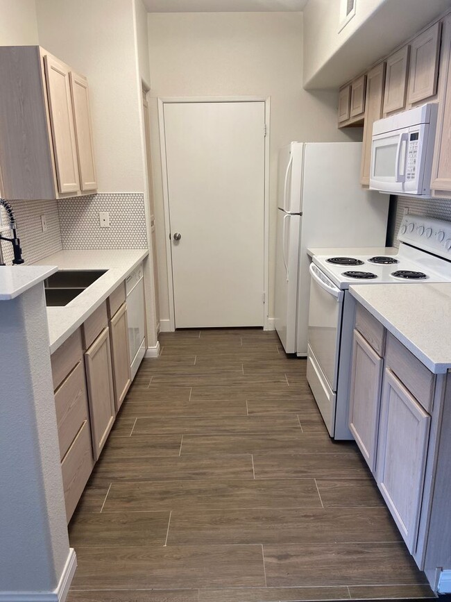 Building Photo - Nicely upgraded 1 bedroom on the South Strip