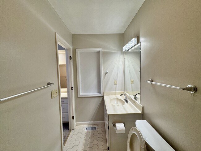 Building Photo - 212 Talah Ln