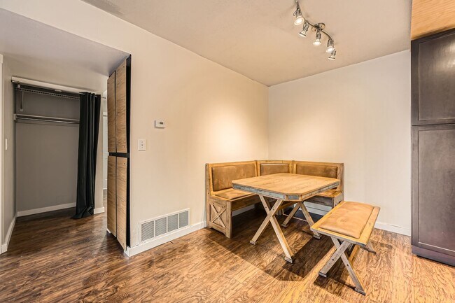 Building Photo - Main level Two Bedroom in Cheyenne Mountai...