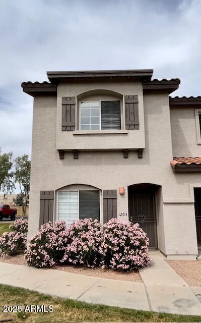 Primary Photo - 1961 N Hartford St