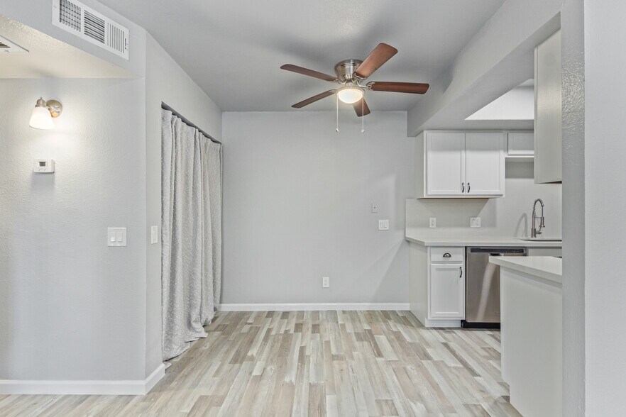 Dining Area - 2937 E Beck Ln