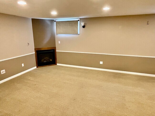 Building Photo - Coveted Laurelhurst Craftsman, Detached Garage, A/C, Hardwoods...A Rare Listing!