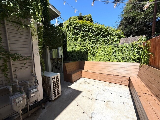 Building Photo - Tastefully remodeled Midtown Sacramento Apartment with Private Backyard Patio!