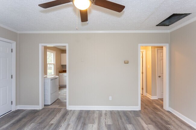 Building Photo - Welcome to this beautiful 1 bedroom and 1 bath unit in a stellar location!