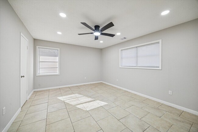 Building Photo - 1703 Raintree Dr