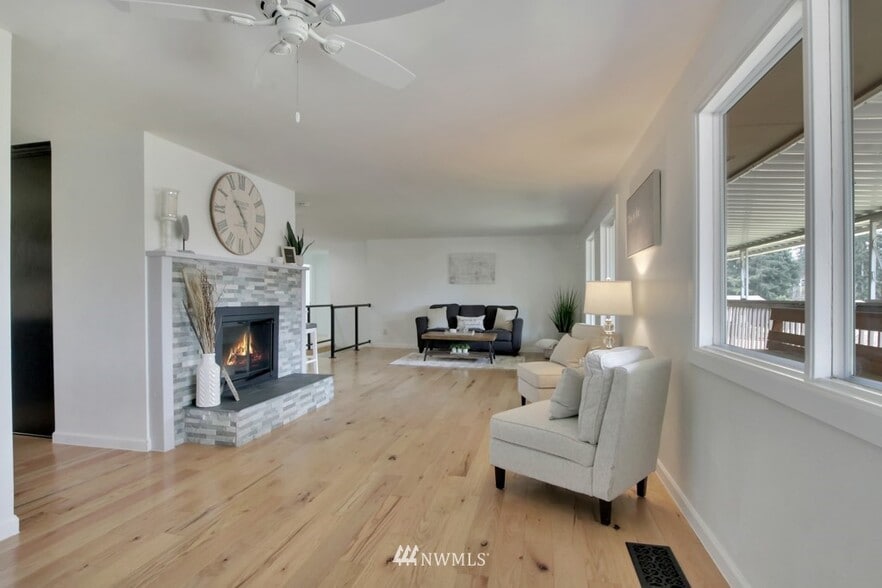 Living room/ dining room - 24302 103rd Ave E