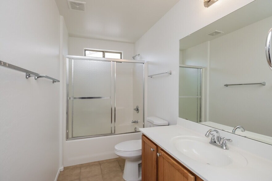 Building Photo - 9917 E Edgewood Ave