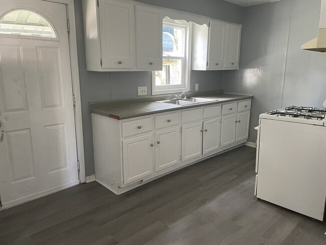 Building Photo - 1303 W Franklin (key 44)