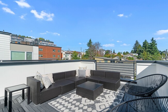 Building Photo - Modern 2bd/2ba Townhome with Rooftop & Par...