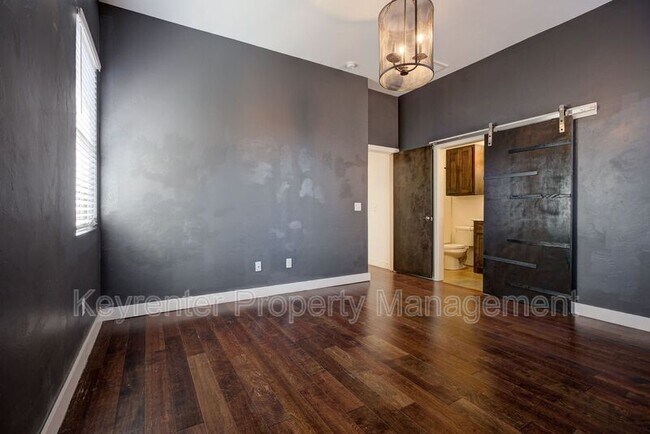 Building Photo - 727 NE 5th St