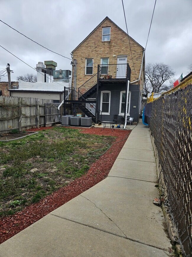 Building Photo - 3436 S Western Ave