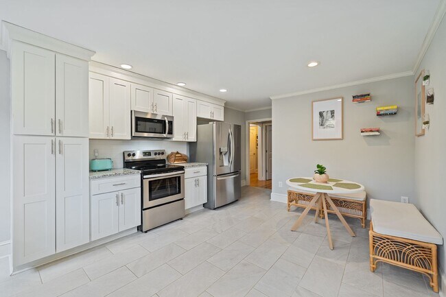 Building Photo - Available Early July! - Beautiful Furnished 3 Bed/2 Bath Home Close to Duke and Downtown Durham
