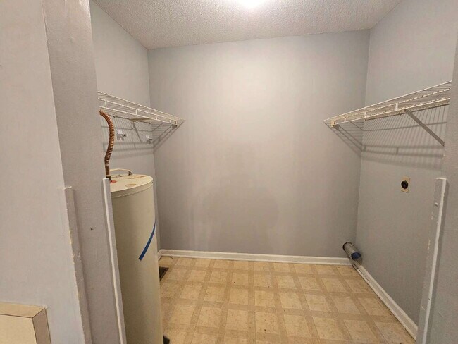 Building Photo - 572 Danielle Dr