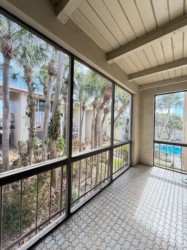 Building Photo - 584 Orange Dr