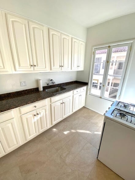 Building Photo - 8352 Fountain Ave