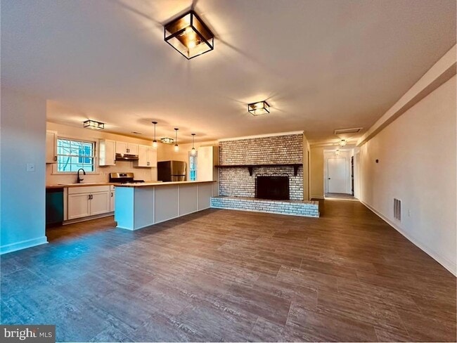 Building Photo - 16 W Marshall St