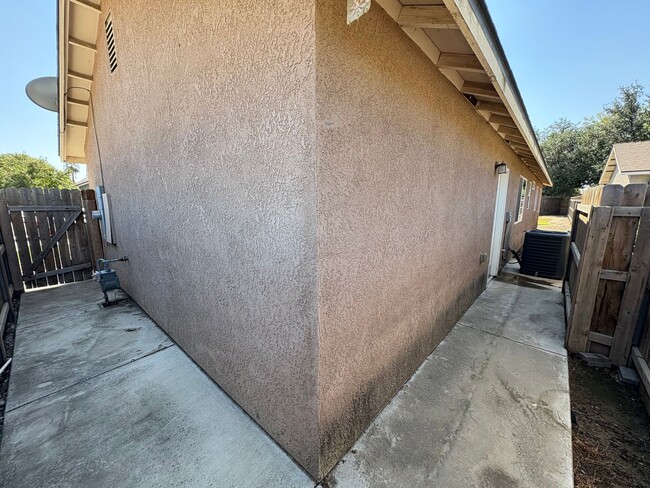 Building Photo - Tulare home move-in ready!