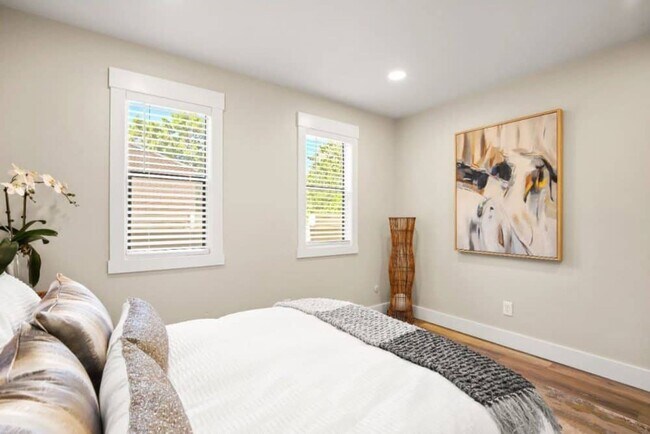 Building Photo - Newly Remodeled 1 BR Available Now!