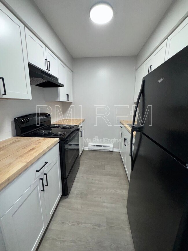 Interior Photo - Cypress W Market