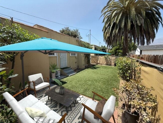 Building Photo - Newly Updated Cottage - Fenced Backyard, 1...